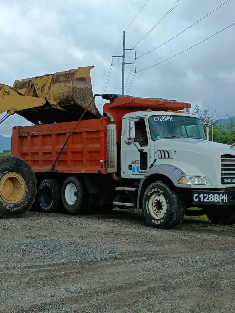 "Camiones llegan al área para llevar material de relleno", Foto: CIV / La Hora.