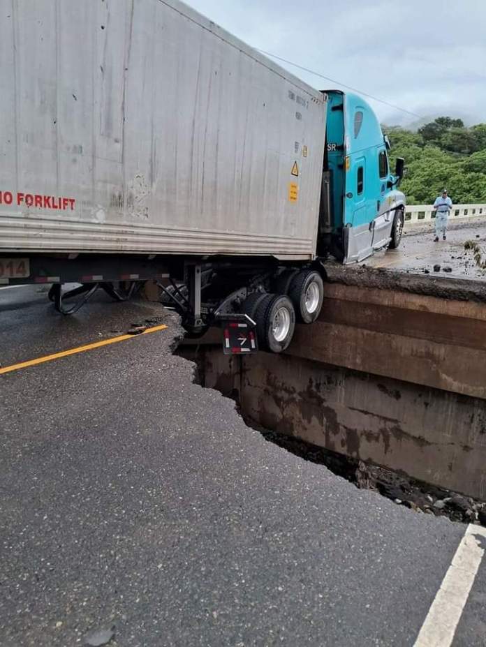 Un camión quedó atrapado en el hoyo. (Foto: Conred)