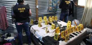 PNC descubre fusiles de asalto durante allanamiento en Villa Nueva. Foto La Hora / PNC
