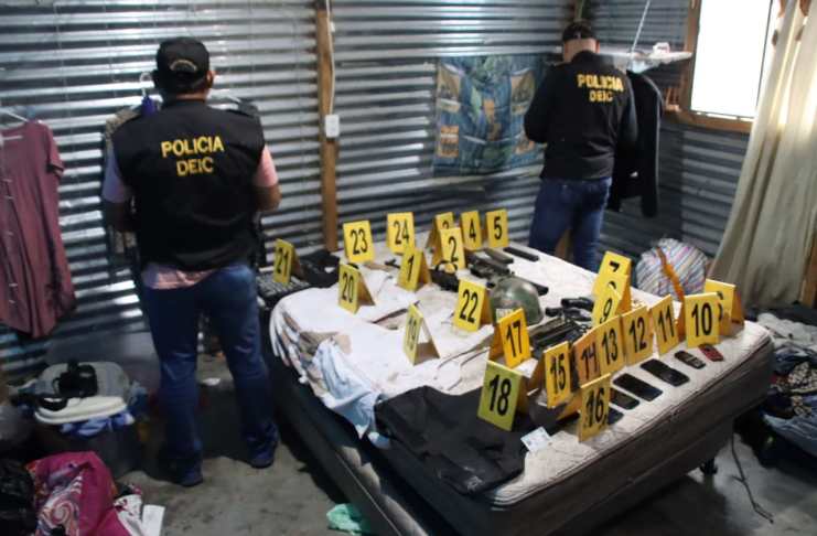 PNC descubre fusiles de asalto durante allanamiento en Villa Nueva. Foto La Hora / PNC