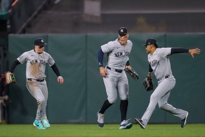 Los jardineros de los Yankees de Nueva York Alex Verdugo, Aaron Judge y Juan Soto, de izquierda a derecha, celebran después de la victoria del equipo sobre los Gigantes de San Francisco en un juego de béisbol el sábado 1 de junio de 2024, en San Francisco. (AP Foto/Godofredo A. Vásquez)