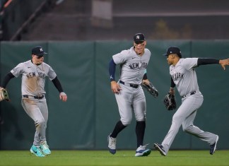 Los jardineros de los Yankees de Nueva York Alex Verdugo, Aaron Judge y Juan Soto, de izquierda a derecha, celebran después de la victoria del equipo sobre los Gigantes de San Francisco en un juego de béisbol el sábado 1 de junio de 2024, en San Francisco. (AP Foto/Godofredo A. Vásquez)