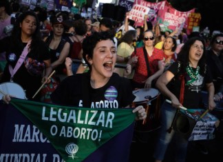 Cientos de mujeres salen a la calle para protestar contra el polémico proyecto de ley 1904, una propuesta de ley que restringe el aborto legal en casos de violación y equipara el aborto después de 22 semanas de embarazo al homicidio simple,en São Paulo (Brasil). EFE/Isaac Fontana