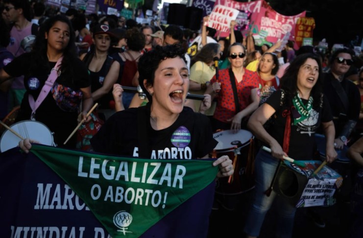 Cientos de mujeres salen a la calle para protestar contra el polémico proyecto de ley 1904, una propuesta de ley que restringe el aborto legal en casos de violación y equipara el aborto después de 22 semanas de embarazo al homicidio simple,en São Paulo (Brasil). EFE/Isaac Fontana