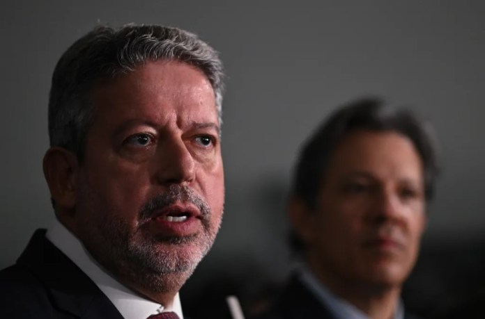 Fotografía de archivo en la que se obsderva al presidente de la Cámara de Diputados de Brasil, Arthur Lira (i), en Brasília (Brasil). EFE/André Borges