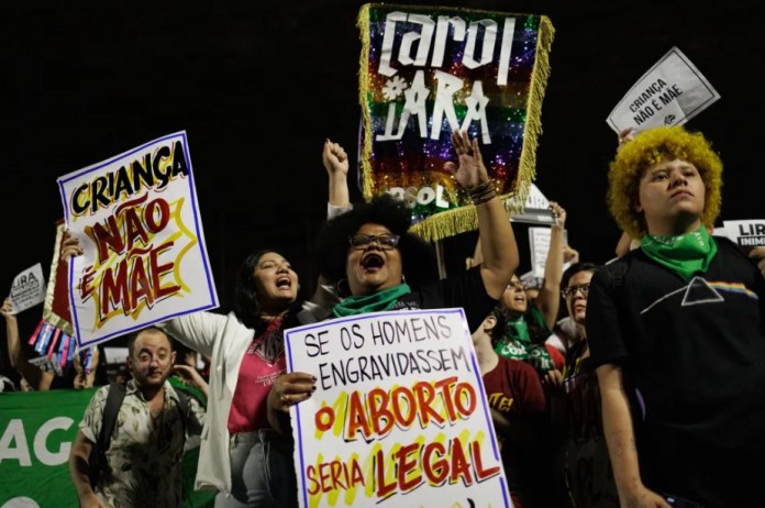 Activistas sostienen carteles en una protesta contra el proyecto de ley 1904, que restringe el aborto legal en caso de violación y equipara el procedimiento al homicidio simple, en la Avenida Paulista de São Paulo (Brasil). EFE/Isaac Fontana