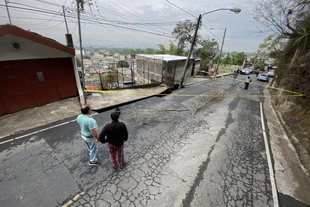 El área afectada en la colonia Santa Rosita, zona 16, en donde se formó un hundimiento, fue señalizada por las autoridades, para evitar que vecinos caigan. Foto: José Orozco