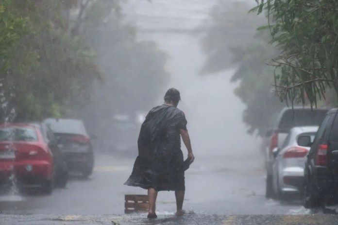 Una persona camina bajo la lluvia provocada por Alberto, en Monterrey, Nuevo León (México). EFE/Miguel Sierra