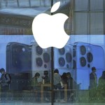 ARCHIVO - Personas prueban productos de iPhone en una tienda Apple en Beijing, 28 de septiembre de 2021. (Foto AP/Andy Wong, archivo)