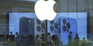ARCHIVO - Personas prueban productos de iPhone en una tienda Apple en Beijing, 28 de septiembre de 2021. (Foto AP/Andy Wong, archivo)