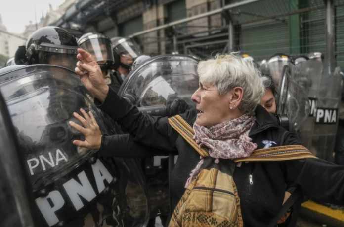 Manifestantes antigubernamentales desafían a la policía afuera del Congreso donde los legisladores debaten un proyecto de ley de reforma promovido por el presidente argentino Javier Milei en Buenos Aires, Argentina, el miércoles 12 de junio de 2024. Foto AP/Rodrigo Abd