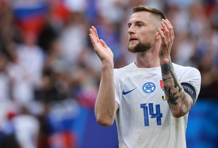 Milan Skriniar de Eslovaquia aplaude a sus aficionados tras ganar el partido del grupo E. EFE/EPA/CLEMENS BILAN