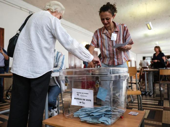 Una mujer emite su voto en la primera vuelta de las elecciones parlamentarias anticipadas de Francia, en un colegio electoral en París, Francia, el 30 de junio de 2024. EFE/EPA/MOHAMMED BADRA