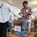 Una mujer emite su voto en la primera vuelta de las elecciones parlamentarias anticipadas de Francia, en un colegio electoral en París, Francia, el 30 de junio de 2024. EFE/EPA/MOHAMMED BADRA