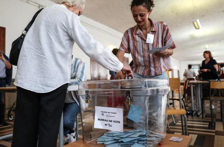 Una mujer emite su voto en la primera vuelta de las elecciones parlamentarias anticipadas de Francia, en un colegio electoral en París, Francia, el 30 de junio de 2024. EFE/EPA/MOHAMMED BADRA