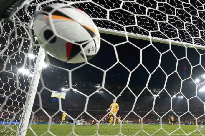 El belga Kevin De Bruyne, centro atrás, celebra después de anotar el segundo gol de su equipo durante un partido del Grupo E entre Bélgica y Rumania en el torneo de fútbol Euro 2024 en Colonia, Alemania, el sábado 22 de junio de 2024. ( Foto AP/Alessandra Tarantino)