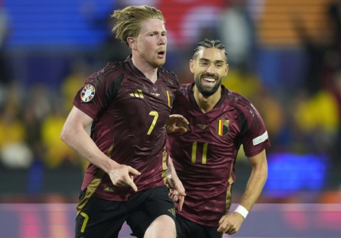 El belga Kevin De Bruyne, izquierda, celebra con el belga Yannick Carrasco después de anotar el segundo gol de su equipo durante un partido del Grupo E entre Bélgica y Rumania en el torneo de fútbol Euro 2024 en Colonia, Alemania, el sábado 22 de junio. de 2024. (Foto AP/Martin Meissner)