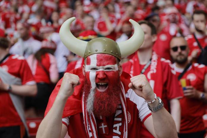 Un aficionado de Dinamarca anima antes del inicio del partido de fútbol del Grupo C. EFE/EPA/RONALD WITTEK