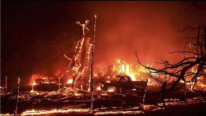 Una casa arde durante el incendio Corral en las carreteras Bernard y Stearman, al oeste de Tracy, California, el sábado 1 de junio de 2024. El Departamento de Silvicultura y Protección contra Incendios de California, o Cal Fire, dice que las ráfagas de viento estaban alimentando el incendio Corral que comenzó. el sábado por la tarde y continuó temprano el domingo por la mañana cerca de la ciudad de Tracy, 60 millas al este de San Francisco. (Kent Porter/The Press Democrat vía AP)