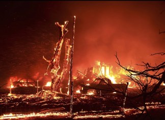 Una casa arde durante el incendio Corral en las carreteras Bernard y Stearman, al oeste de Tracy, California, el sábado 1 de junio de 2024. El Departamento de Silvicultura y Protección contra Incendios de California, o Cal Fire, dice que las ráfagas de viento estaban alimentando el incendio Corral que comenzó. el sábado por la tarde y continuó temprano el domingo por la mañana cerca de la ciudad de Tracy, 60 millas al este de San Francisco. (Kent Porter/The Press Democrat vía AP)