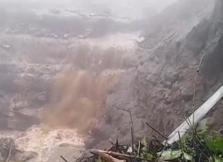 "CIV comienza con trabajos de desfogue de acumulación de agua producida en el km 44 de la autopista Palín-Escuintla.", Foto: Captura de pantalla /La Hora.