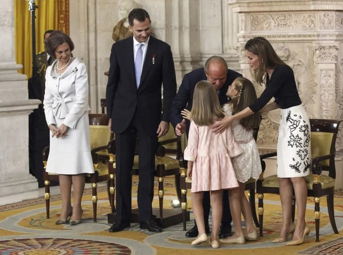 El Rey Juan Carlos saluda a las Infantas Leonor y Sofía durante la firma de la ley orgánica de la abdicación del Rey Juan Carlos. EFE/Fernando Alvarado