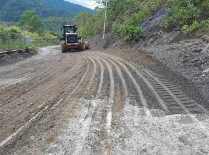 Maquinaria de caminos hace trabajos en una carretera del interior del país. Foto: La Hora / DGC.