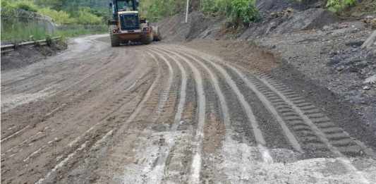 Maquinaria de caminos hace trabajos en una carretera del interior del país. Foto: La Hora / DGC.