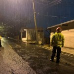 Bomberos Municipales llegaron al lugar del socavamiento, pero los vecinos ya habían evacuado el sitio. FOTO CBM