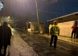 Bomberos Municipales llegaron al lugar del socavamiento, pero los vecinos ya habían evacuado el sitio. FOTO CBM