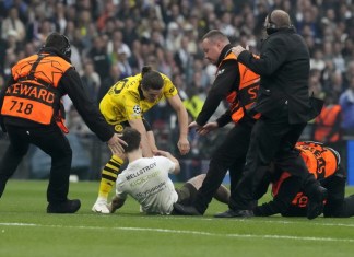 Marcel Sabitzer, centro, del Dortmund, y los comisarios persiguen a un invasor del campo durante el partido final de la Liga de Campeones entre el Borussia Dortmund y el Real Madrid en el estadio de Wembley en Londres, el sábado 1 de junio de 2024. Foto AP/Frank Augstein