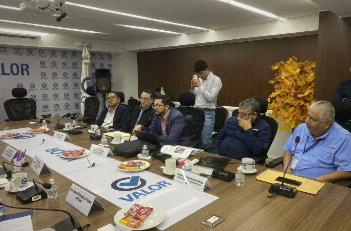 El viceministro de Comunicaciones, Max Alejandro García, y delegados de Caminos, acudieron a una citación con el bloque VALOR. Foto: José Orozco