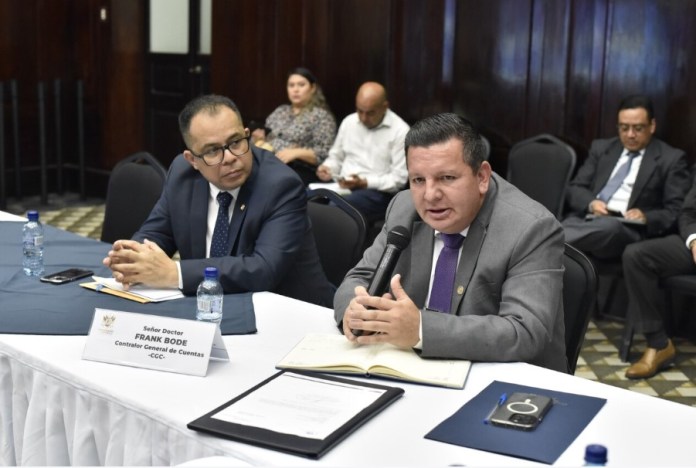 El contralor General de Cuentas, Frank Bode, y el subcontralor, Giovanni Castellanos, en una citación en el organismo Legislativo. Foto: Congreso