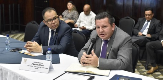 El contralor General de Cuentas, Frank Bode, y el subcontralor, Giovanni Castellanos, en una citación en el organismo Legislativo. Foto: Congreso