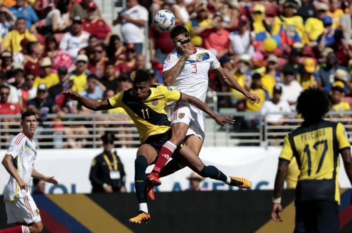 El defensor venezolano Yordan Osorio (d) se dirige a un encabezado contra el delantero ecuatoriano Kevin Rodríguez (i) durante un Copa América. EFE/EPA/JUAN G. MABANGLO