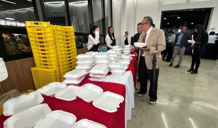 La entrega de comida es una práctica recurrente en los actos de elección en el Colegio de Abogados y Notarios de Guatemala (CANG). Foto: Daniel Ramírez