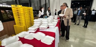 La entrega de comida es una práctica recurrente en los actos de elección en el Colegio de Abogados y Notarios de Guatemala (CANG). Foto: Daniel Ramírez
