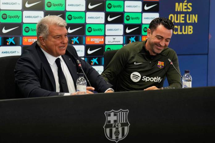 El presidente del FC Barcelona, Joan Laporta, y el técnico Xavi Hernández en foto de archivo de Alejandro García. EFE