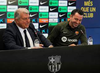 El presidente del FC Barcelona, Joan Laporta, y el técnico Xavi Hernández en foto de archivo de Alejandro García. EFE