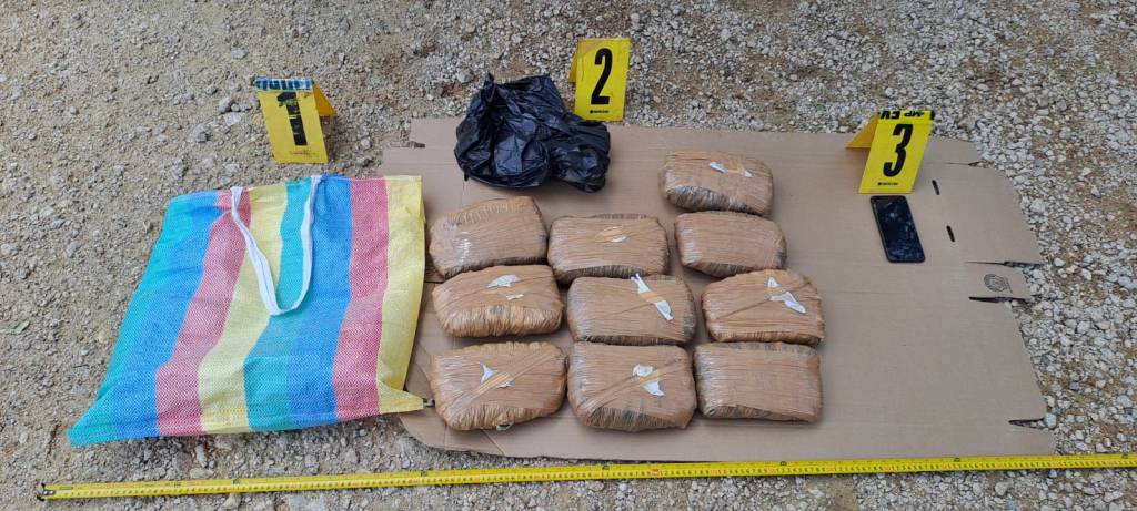 La droga era llevada dentro de una bolsa de plástico en el compartimento de carga del transporte de pasajeros, en La Libertad, Petén.FOTO MP