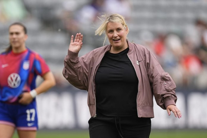 La entrenadora en jefe de la selección nacional femenina de Estados Unidos, Emma Hayes, saluda a los fanáticos antes de enfrentarse a Corea del Sur en un partido amistoso de fútbol internacional, el sábado 1 de junio de 2024, en Dick's Sporting Goods Park en Commerce City, Colorado Foto AP/David Zalubowski