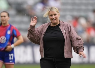 La entrenadora en jefe de la selección nacional femenina de Estados Unidos, Emma Hayes, saluda a los fanáticos antes de enfrentarse a Corea del Sur en un partido amistoso de fútbol internacional, el sábado 1 de junio de 2024, en Dick's Sporting Goods Park en Commerce City, Colorado Foto AP/David Zalubowski