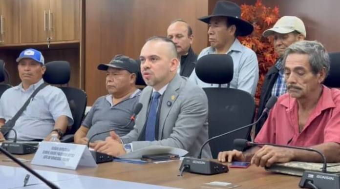 El diputado Elmer Palencia atendió a los militares retirados, que exigen el pago por tres meses. Foto: Captura de pantalla