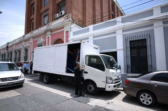 Por requerimiento del MP, se traslada material del TSE. (Foto: Fabricio Alonzo/La Hora)