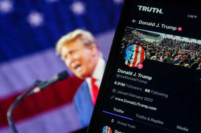 Fotografía de archivo de un teléfono móvil en el que se ve la red social del expresidente estadounidense Donald Trump, Truth Social. EFE/Will Oliver