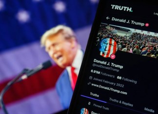 Fotografía de archivo de un teléfono móvil en el que se ve la red social del expresidente estadounidense Donald Trump, Truth Social. EFE/Will Oliver