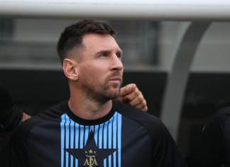 Lionel Messi representa el himno nacional de Argentina. EFE/EPA/TRENT SPRAGUE