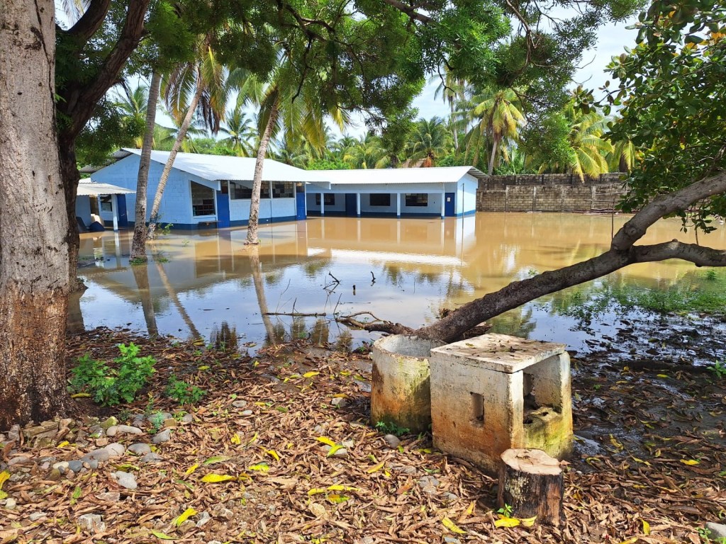 Escuela inundada en la aldea La Barrona en Moyuta, Jutiapa. (Foto: Conred)