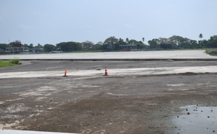 Parte de las pistas que conectarían a distintas áreas del aeródromo con la pista principal no están concluidas. Foto: La Hora / Fabrizio Alonzo.