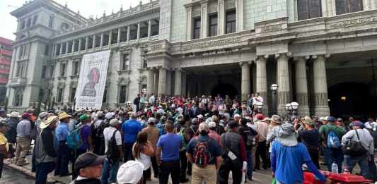 "Soldados veteranos manifestaron este miércoles para exigir al Gobierno el pago de tres meses de lo establecido en la Ley Temporal de Desarrollo Integral, decreto 51-2022", Foto: Daniel Ramírez / La Hora.